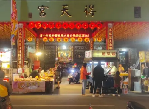 ▲頭前厝夜市(得天宮夜市)就在得天宮媽祖廟門前與對面,每周二、五有開。(圖/Google評論) ▲頭前厝夜市(得天宮夜市)就在得天宮媽祖廟門前與對面,每周二、五有開。(圖/Google評論)