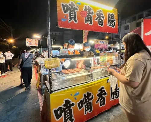 ▲噴嘴香腸是頭前厝夜市必吃美食,總是大排長龍。(圖/Google評論) ▲噴嘴香腸是頭前厝夜市必吃美食,總是大排長龍。(圖/Google評論)