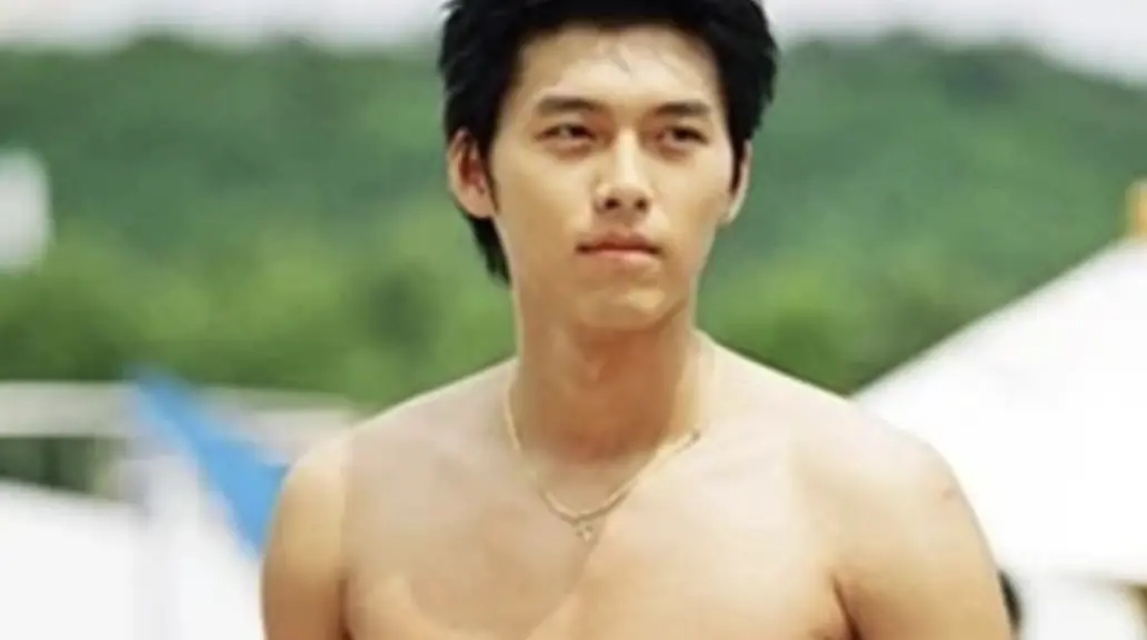 ▲玄彬昨（15）日睽違5年來台，其早年青澀模樣被翻出，非但學生時期堪稱風雲人物，21歲剛出道的他也在處女作大秀結實身材。（圖／翻攝自微博）