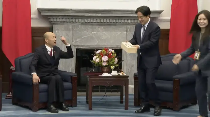 ▲韓國瑜指著自己的頭頂，打趣稱賴清德應該送他一頂假髮。（圖／翻攝自總統府YouTube）