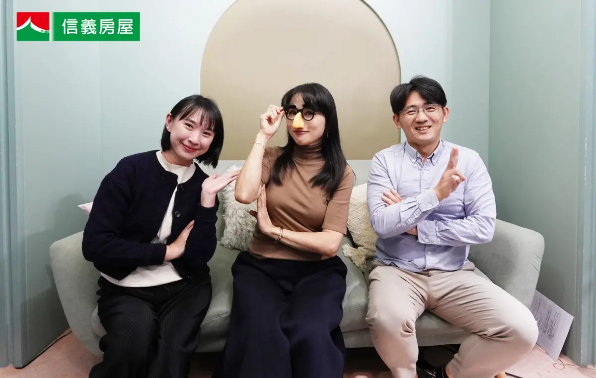 ▲知名內容創作者「宅女小紅」分享十多年前以395萬元購入內湖小套房的經驗，對比當前市況，凸顯年輕人買房困境日益嚴峻。左起：買房聽信義節目主持人信義房屋業務企劃部洪子琪、宅女小紅、信義房屋不動產企研室專案經理曾敬德。（圖／信義房屋提供）