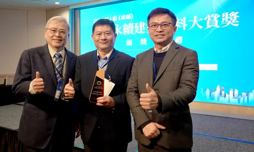 ▲歐德集團策略長張蔭泉(中)與台灣建築中心執行長江欣政(右)、時尚家居社長楊竣勝(左)開心合影。（圖／歐德提供）