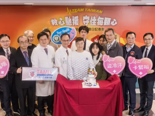 ▲許先生（中）日前泡澡時心肌梗塞發作險死，今現身呼籲民眾注意相關警訊。（圖／北醫附醫提供）