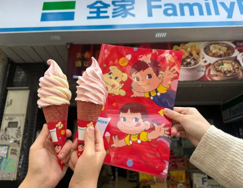 ▲全家便利商店霜淇淋新口味,推出酸甜「草莓牛奶」,除了有第2支5元,還有加價8元獲得限量不二家新春資料夾。(圖/記者鍾怡婷攝) ▲全家便利商店霜淇淋新口味,推出酸甜「草莓牛奶」,除了有第2支5元,還有加價8元獲得限量不二家新春資料夾。(圖/記者鍾怡婷攝)