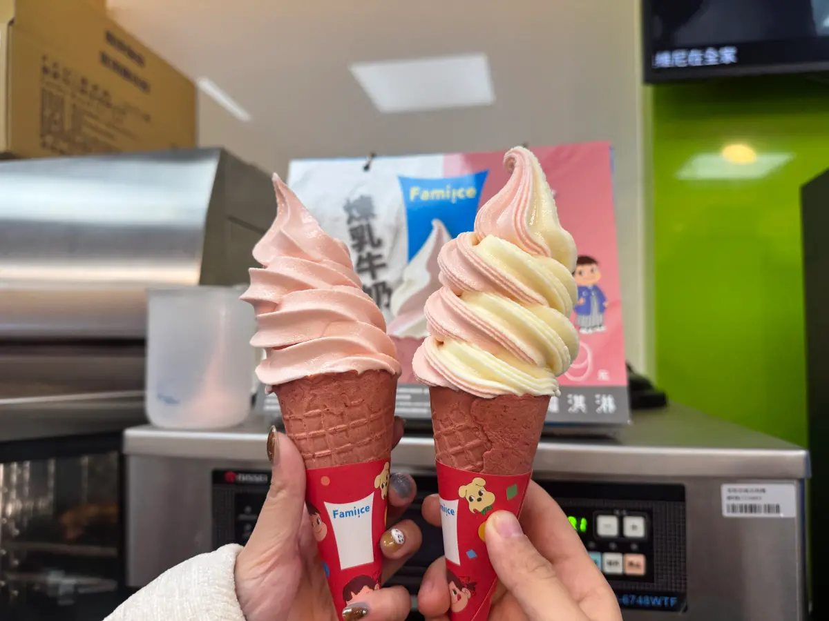 ▲全家便利商店霜淇淋新口味，推出酸甜「草莓牛奶」，除了有第2支5元，還有加價8元獲得限量不二家新春資料夾。（圖／記者鍾怡婷攝）