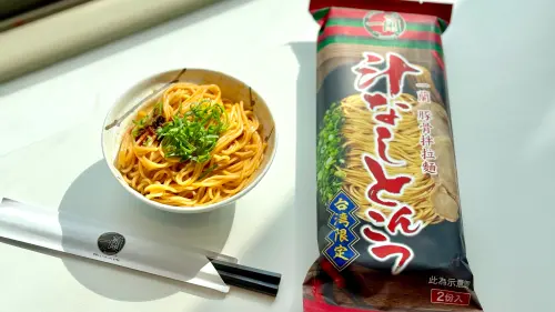 ▲台灣獨家推出「一蘭豚骨拌拉麵」，一包2入（半生麵、液體醬包、各2入）210元；每個月限量2500包。（圖／記者蕭涵云攝）