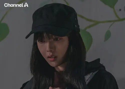 ▲盧正義(如圖)飾演的朴美貞被神秘詛咒纏身,朴珍榮攜手盧正義破解愛的魔咒。(圖/翻攝自Channel A) ▲盧正義(如圖)飾演的朴美貞被神秘詛咒纏身,朴珍榮攜手盧正義破解愛的魔咒。(圖/翻攝自Channel A)