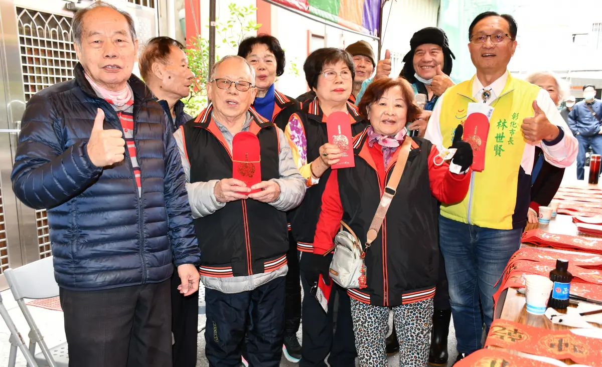 ▲彰化市長林世賢在萬安里辦公處發敬老禮金，老人家們提前領春節紅包好開心。（圖／彰化市公所提供，2025.01.16）