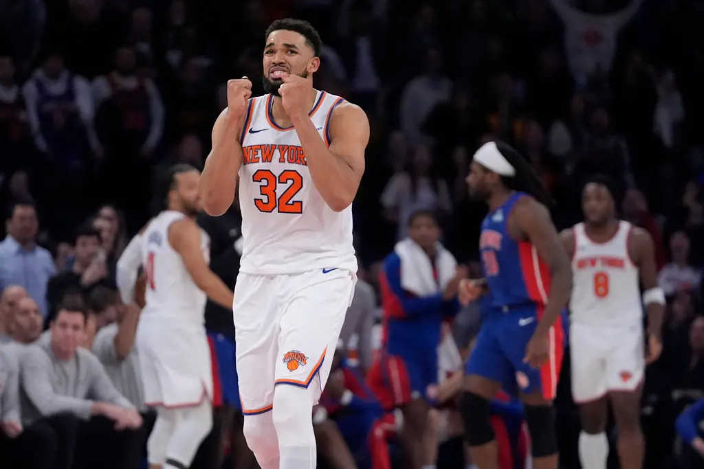 ▲前狼王Karl-Anthony Towns本季轉戰尼克，打出高於生涯場均得分的25.4分，正是火燙之際，沒想到卻傳出前天對陣活塞時造成右手拇指扭傷，賽後更檢查出有骨頭碎片。（圖／美聯社／達志影像）