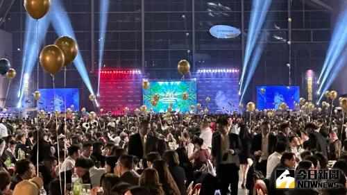 ▲永慶加盟四品牌高雄區聯合尾牙斥資逾1500百萬元，席開共600桌，還有超強藝人卡司表演嗨翻現場。（圖／記者陳美嘉攝）