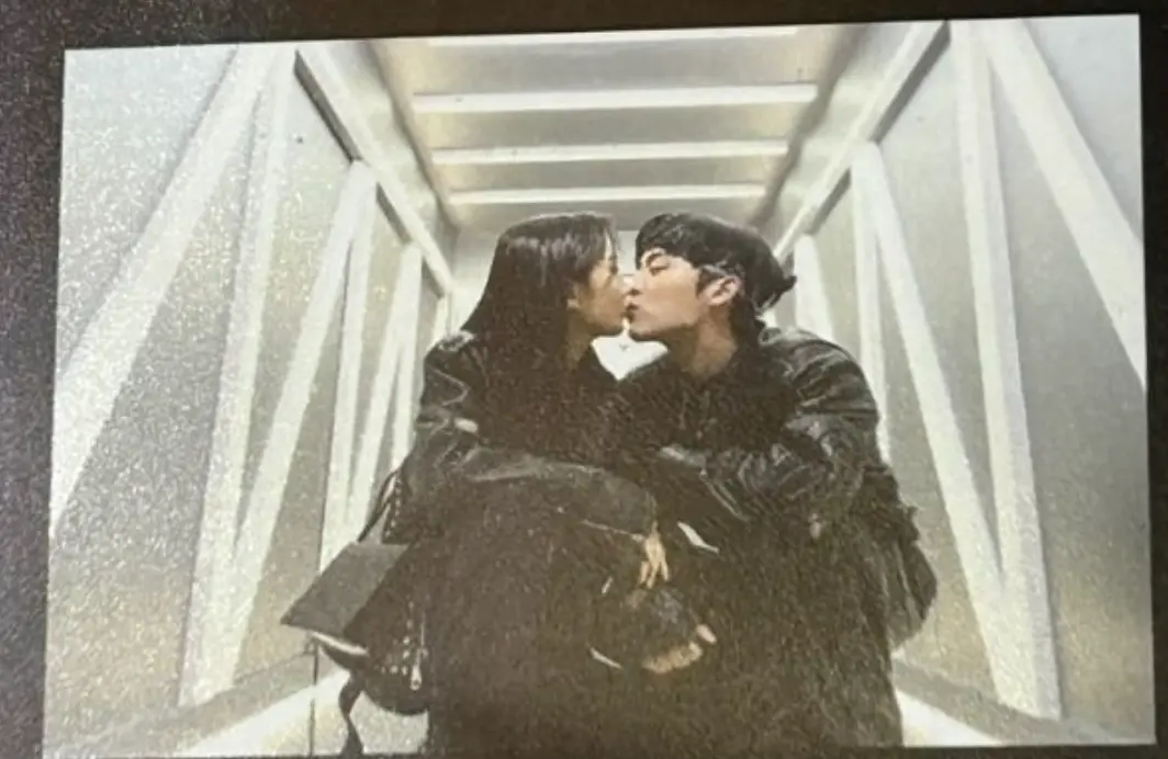 ▲文佳煐（左）、崔顯旭（右）甜蜜親親的照片被人外流，兩人主演的新劇《那傢伙是黑炎龍》還沒播出就引發關注，劇組則傻眼回應「不是在宣傳」，而是被無良店家曝光的劇照。（圖／翻攝自韓網）