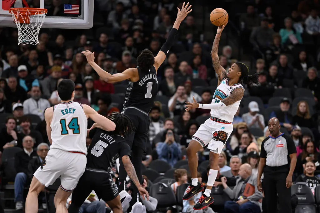 ▲曼菲斯灰熊隊在主控Ja Morant隔扣馬刺狀元Victor Wembanyama帶起士氣，最終率灰熊以129：115獲勝。（圖／美聯社／達志穎向）