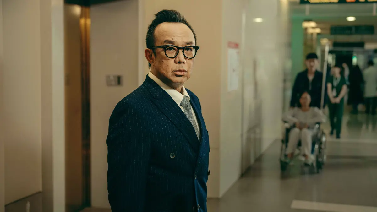 ▲《The Outlaw Doctor 化外之醫》「搖滾教父」黃大煒首度參與影集演出，飾演神祕的西裝男子。（圖／公視、中華電信、瀚草文創）