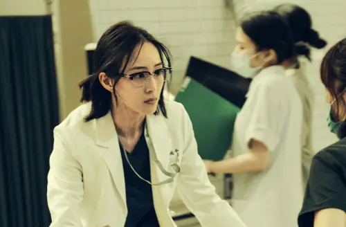 《The Outlaw Doctor 化外之醫》張鈞𡩋和飾演護理師的蔡亘晏經常一起面對各種醫療緊急狀況。1(圖/公視、中華電信、瀚草文創)。 ▲《The Outlaw Doctor 化外之醫》張鈞𡩋和飾演護理師的蔡亘晏經常一起面對各種醫療緊急狀況。1(圖/公視、中華電信、瀚草文創)。