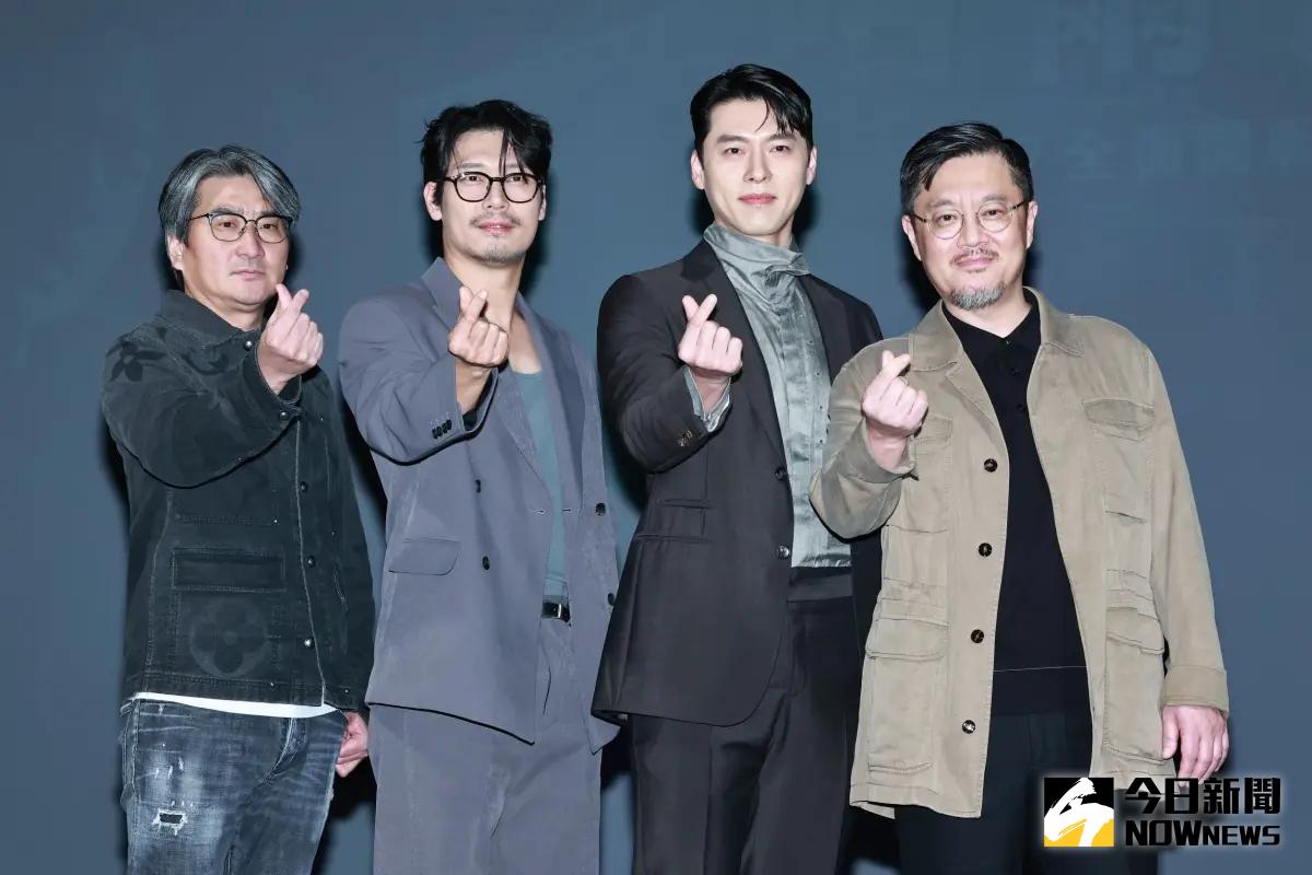 ▲《哈爾濱》製片金元國（左）、朴勳、玄彬、導演禹民鎬出席記者會，玄彬聽到禹民鎬是《愛的迫降》粉絲，害羞笑了。（圖／記者吳翊緁攝）