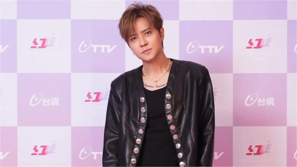 ▲節目《2025超級巨星紅白藝能大賞》中，羅志祥與20年鐵粉互動，記得這位粉絲的職業是護理師，爽快將「撞柱」獎金加碼至6萬元，並感性地說：「感謝醫護人員的辛苦付出。」（圖／台視提供）