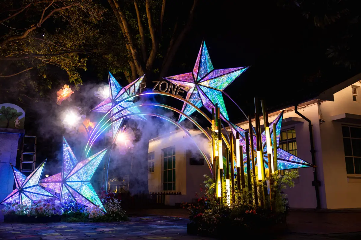 ▲勝利星村年貨大街，結合花藝設計充滿年。（圖／屏東縣府提供））