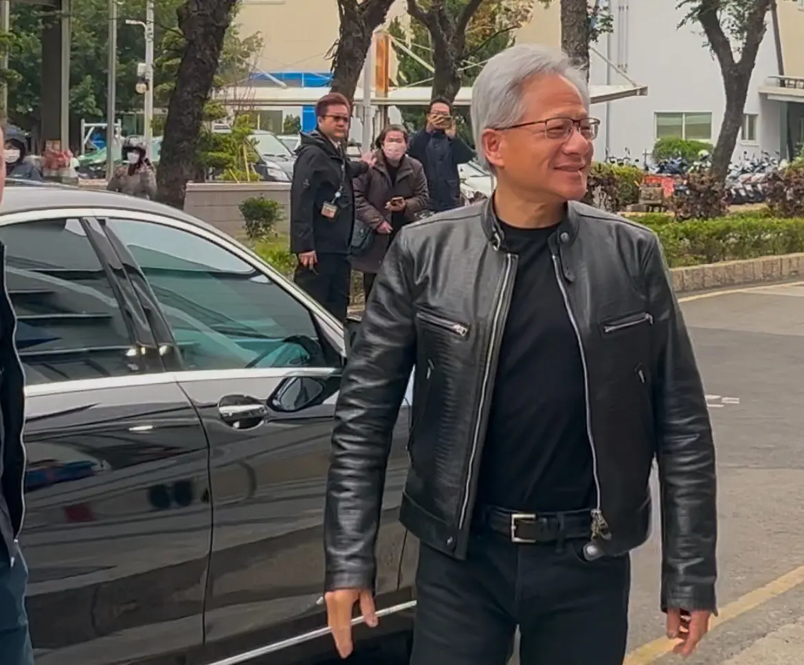 ▲輝達創辦人兼執行長黃仁勳，16日再度飛抵台灣。（圖／記者鄭妤安攝影）