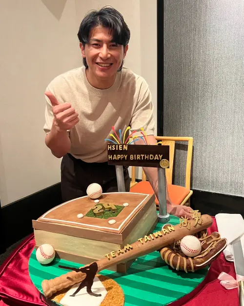 ▲陳傑憲日前到台南晶英酒店過生日，與飯店特製的蛋糕合照。（圖／取自台南晶英酒店臉書）