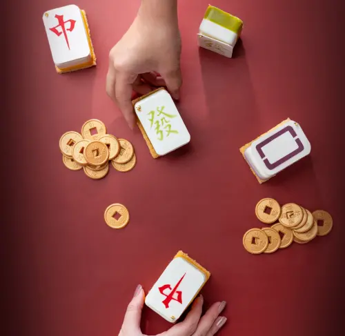 ▲台北文華東方酒店也有推出麻將造型的甜點。（圖／台北文華東方提供）