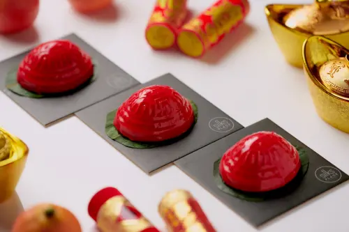 ▲「紅龜粿慕斯」是將紅豆泥與提拉米蘇創意結合。（圖／台南晶英酒店提供）