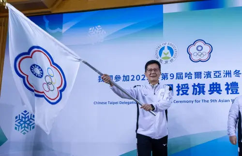 ▲教育部次長張廖萬堅親臨主持授旗，象徵我國代表團即將出征2025哈爾濱亞洲冬季運動會。（圖／體育署提供）