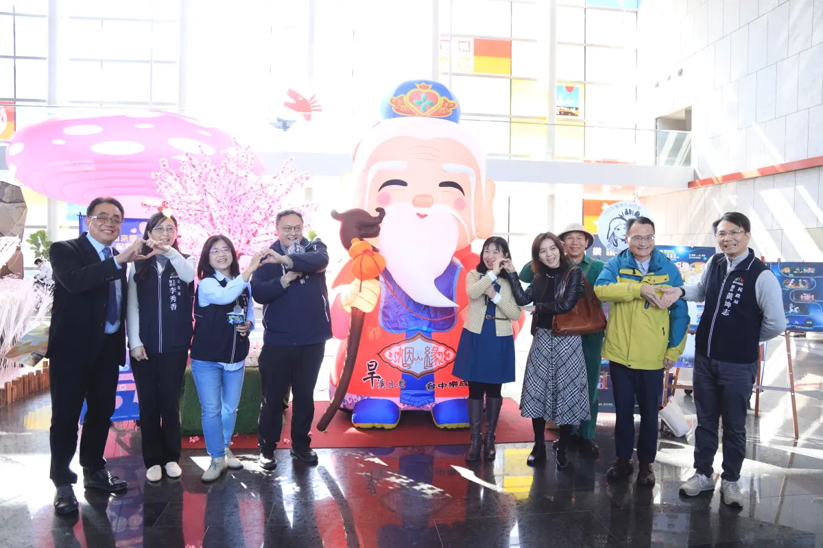 ▲中台灣元宵燈會在中央公園登場，中市民政局「樂in LOVE」燈區與「台中樂成宮」攜手合作，打造「月下有緣」月老主燈(圖／民政局提供2025.1.16)