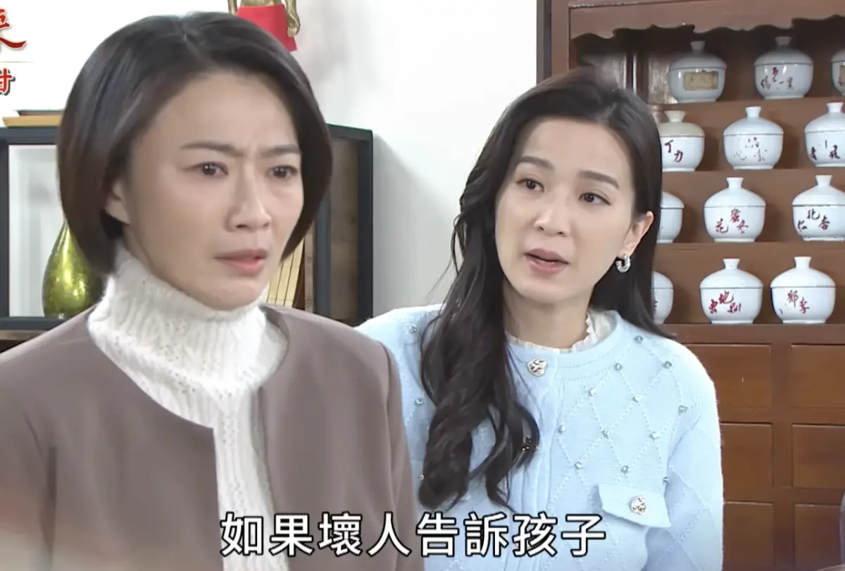 ▲侯怡君（左）在《好運來》中屢次對小三楚宣（右）大打出手，老公倪齊民勸架還幫倒忙。（圖／翻攝自YouTube 民視戲劇館）