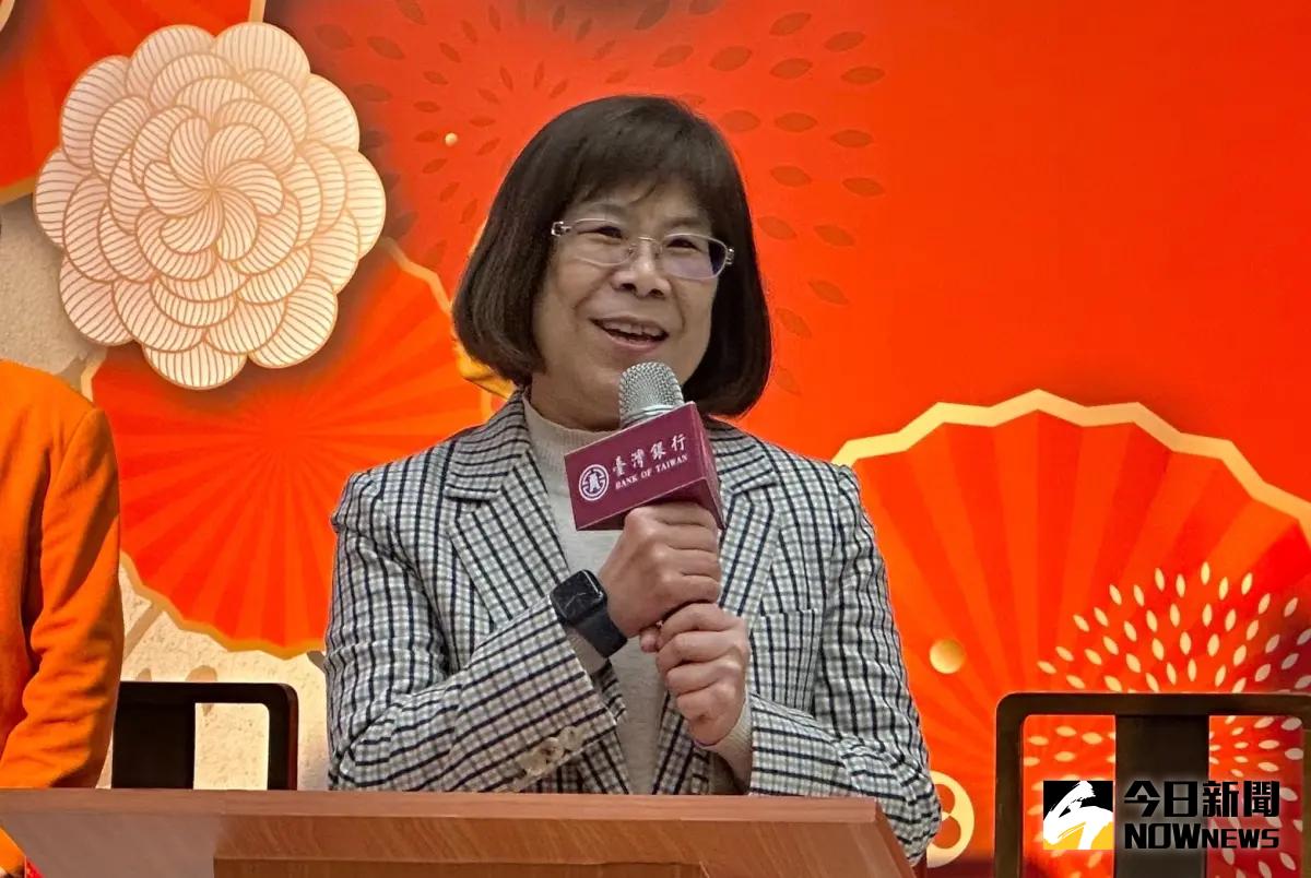 ▲台灣銀行今（16）日在總行營業大廳舉辦「墨香迎春賀新年」活動，開放民眾索取春聯，董事長凌忠嫄也表示，現在台灣銀行ATM已可以領到新鈔。（圖／記者顏真真攝）