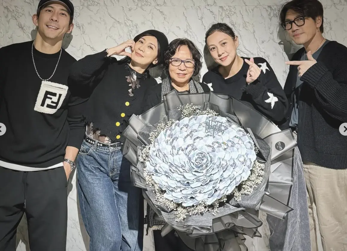 ▲賈靜雯媽媽（中間）71歲生日，捧大把「錢花」讓許多人好羨慕，還有人放大想數一共有幾張千元台幣。（圖／翻攝自賈靜雯IG）