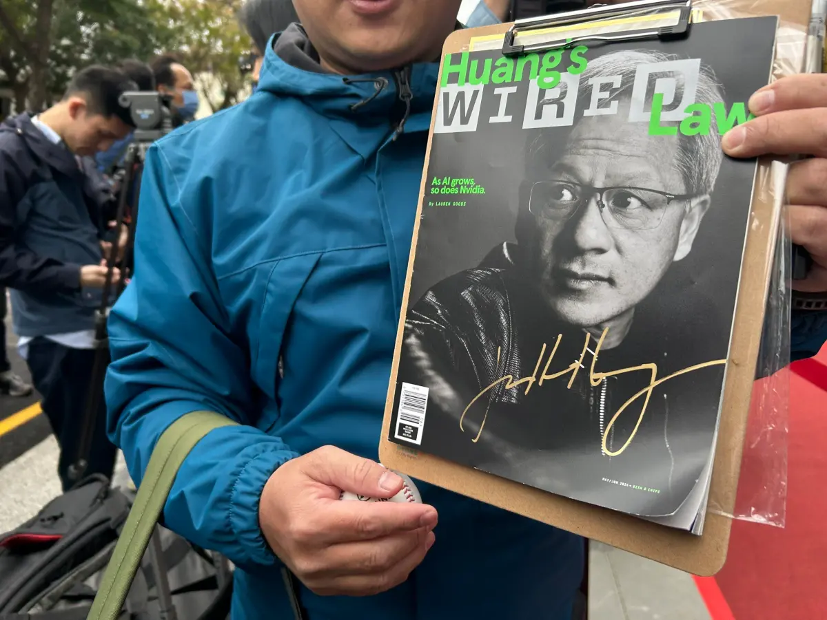 ▲ 黃仁勳開心為民眾簽名，民眾也向《NOWnews今日新聞》的記者秀出他的「寶貝」。（圖／NOWnews資料照片）