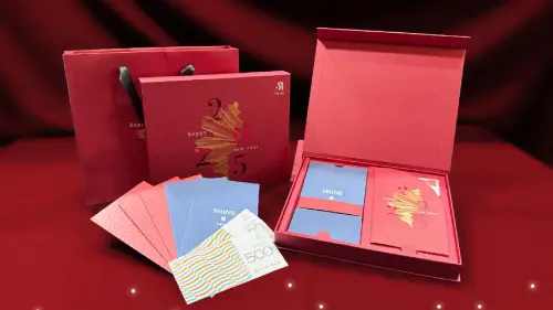 ▲「新春禮盒」結合泰嘉既有的精美紅包袋禮盒，並加贈用餐禮券500元及新鈔100元。（圖／泰嘉開發提供）