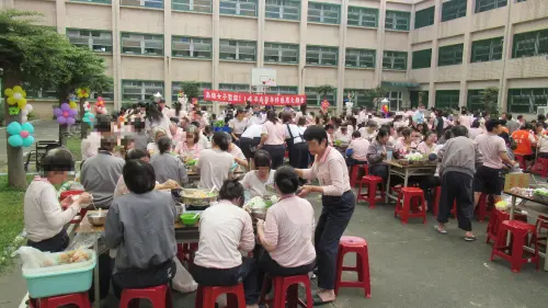 高雄女子監獄今年舉辦吃火鍋的懇親活動,讓受刑人提早感受春節的團圓氛圍。(圖/矯正署提供) ▲高雄女子監獄今年舉辦吃火鍋的懇親活動,讓受刑人提早感受春節的團圓氛圍。(圖/矯正署提供)