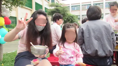 高雄女子監獄今年舉辦吃火鍋的懇親活動,受刑人小蓉帶著女兒一起參加。(圖/矯正署提供) ▲高雄女子監獄今年舉辦吃火鍋的懇親活動,受刑人小蓉帶著女兒一起參加。(圖/矯正署提供)