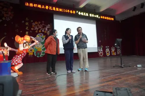 花蓮監獄舉辦受刑人春節懇親活動,有受刑人現場演唱「再出發」歌曲,獻給自己和家人。(圖/矯正署提供) ▲花蓮監獄舉辦受刑人春節懇親活動,有受刑人現場演唱「再出發」歌曲,獻給自己和家人。(圖/矯正署提供)