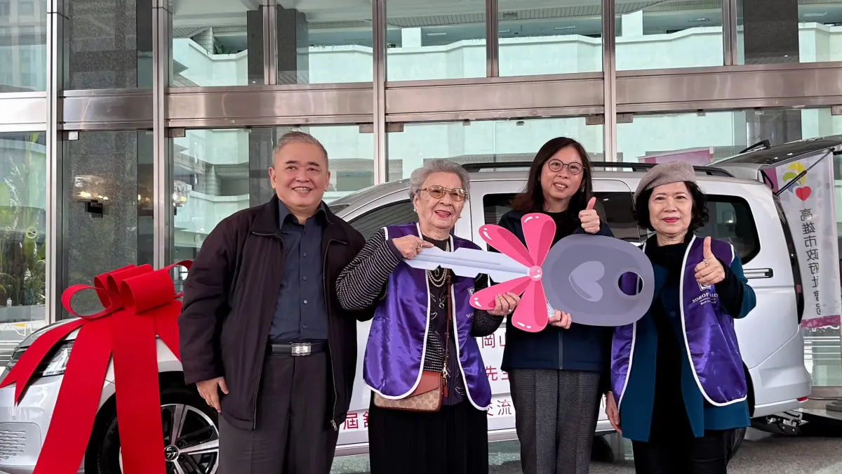 ▲許陳翠娥（左二）在兒子許國樑陪同下，將福祉車鑰匙手板交給高市府社會局長蔡宛芬（右二）。（圖／記者陳美嘉攝，2025.01.16）