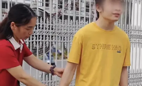 ▲小龍獲釋後變得癡傻，父母必須重新教導他走路和吃飯。（圖／翻攝自影片）