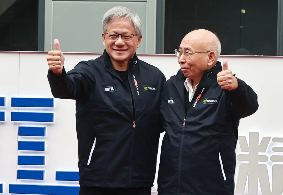 ▲輝達執行長黃仁勳今（16）日親赴台中潭子產業園區，為矽品新廠「潭科廠」揭幕，圖右為矽品董事長蔡祺文。（圖／記者葉政勳攝）