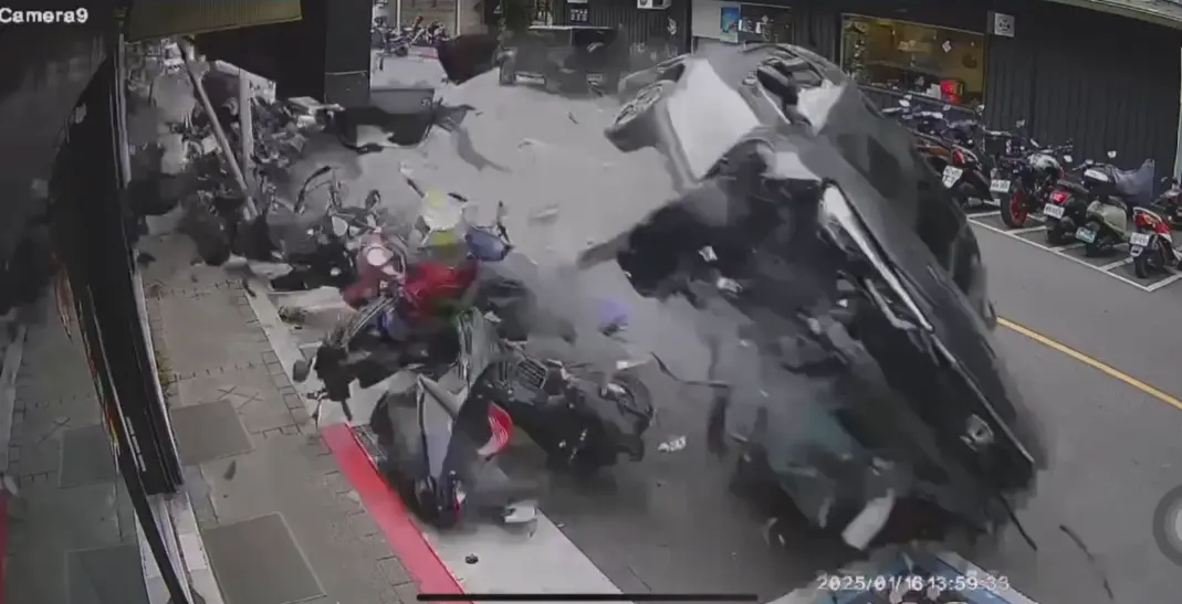 ▲16日下午2時許，台北市內湖文湖街發生嚴重車禍，一輛休旅車突然失控暴衝，撞倒路邊18輛機車，造成4人輕傷。（圖／警方提供）