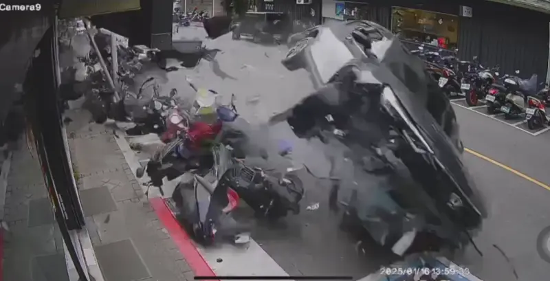 ▲16日下午2時許，台北市內湖文湖街發生嚴重車禍，一輛休旅車突然失控暴衝，撞倒路邊18輛機車，造成4人輕傷。（圖／警方提供）