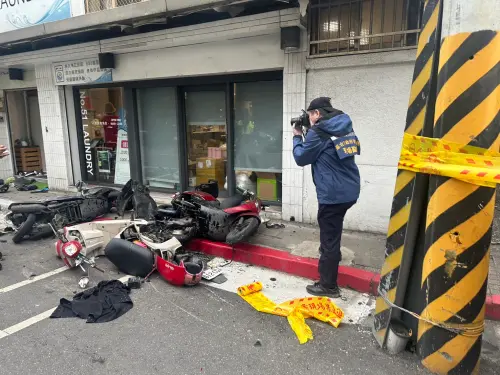 ▲16日下午2時許，台北市內湖文湖街發生嚴重車禍，一輛休旅出突然失控暴衝，撞倒路邊18輛機車，2名女子當時正要牽機車，也遭受波及，幸無大礙。（圖／警方提供）