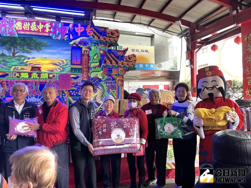 ▲全成攜手企業辦圍爐宴，邀請300獨老呷澎湃，還帶回大包小包愛心物資歡喜過年。（圖／記者金武鳳攝，2025.1.16)  