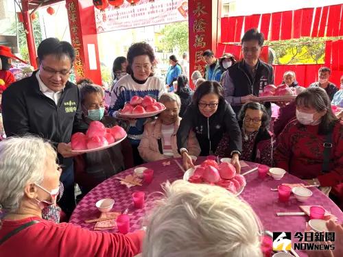 全成攜手企業辦圍爐宴 300獨老呷澎湃帶回愛心物資 ▲全成攜手企業c席開30桌邀獨老圍爐,循例第一道上壽桃祝福長輩呷到老老老。(圖/記者金武鳳攝,2025.1.16)