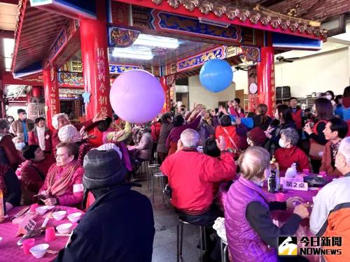 全成攜手企業辦圍爐宴 300獨老呷澎湃帶回愛心物資 ▲全成攜手企業辦圍爐宴,300獨老呷澎湃,並且一起傳遞彩球象徵傳遞幸福,大家玩得嗨翻了。(圖/記者金武鳳攝,2025.1.16)