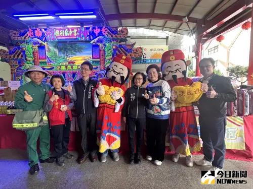 全成攜手企業辦圍爐宴 300獨老呷澎湃帶回愛心物資 ▲全成攜手企業辦圍爐宴,台中郵局贊助物資,市議員張耀中和朱暖英前來關懷。(圖/記者金武鳳攝,2025.1.16)