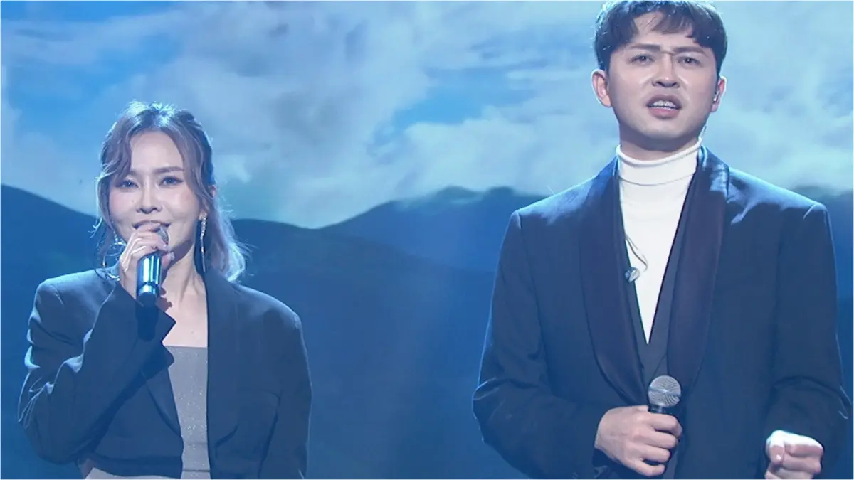 ▲節目《綜藝一級棒》緬懷去年12月相繼辭世的資深前輩瓊瑤與劉家昌，其中當「森恬CP」李子森（左）和杜忻恬（右）對唱〈當〉一曲時，康康為之驚豔，「你們的粉絲真的沒有白白的崇拜你們。」（圖／中視提供）