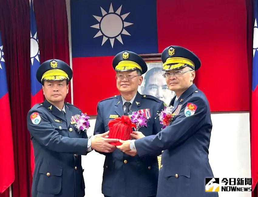 ▲內政部警政署高雄港務警察總隊舉行新卸任總隊長交接儀式，在警政署警政委員張樹德(中)監交，由副總隊長黃炯賓(左)將印信交給新任總隊長朱信憲(右)完成交接，以利高雄港警務之推動。(圖／記者黃守作攝，2025.01.16)