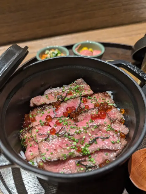 ▲客觀主打日式炭火料理，主要以套餐方式呈現，主餐有四種選擇。（圖／業者提供）