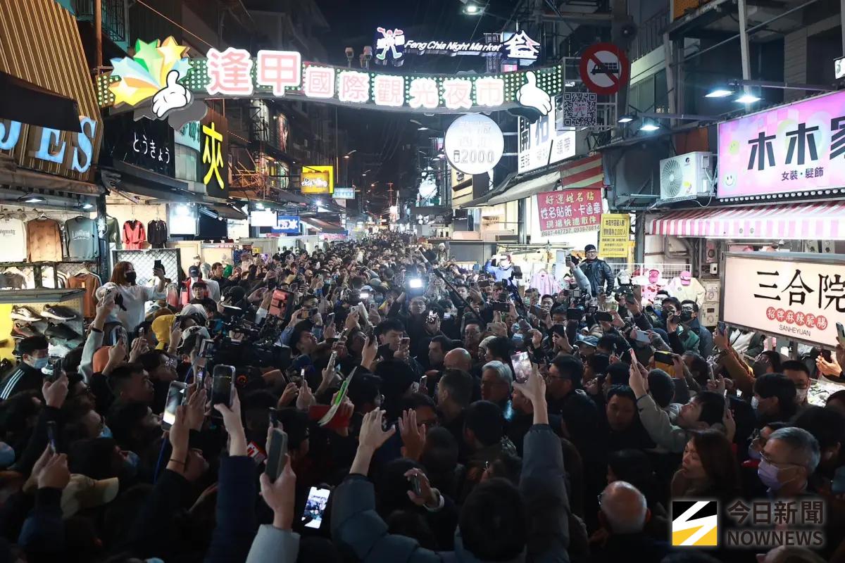 ▲輝達執行長黃仁勳今（16）日接近晚上7時現身逢甲夜市，現場擠得水洩不通。（圖／記者葉政勳攝）
