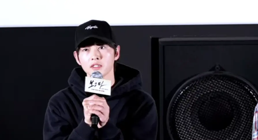 ▲宋仲基（如圖）日前電影宣傳活動時，因票房不佳而在現場哽咽落淚，對此網友紛紛認為這次電影檔期恰好遇上濟州航空空難，宋仲基落淚的舉動十分不妥，更生氣喊道：「根本自作孽。」（圖／스타이슈 YouTube）